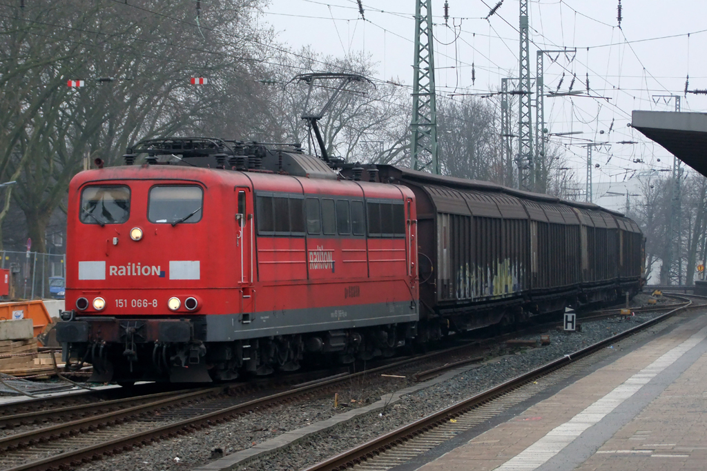 151 066-8 in Recklinghausen 17.3.2012