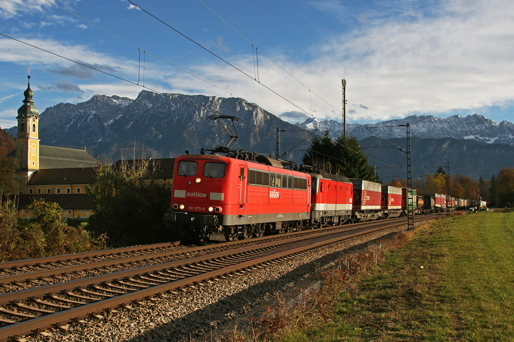 151 075 und eine 1144 mit einem KLV Zug am 31.10.2010 bei Niederaudorf.