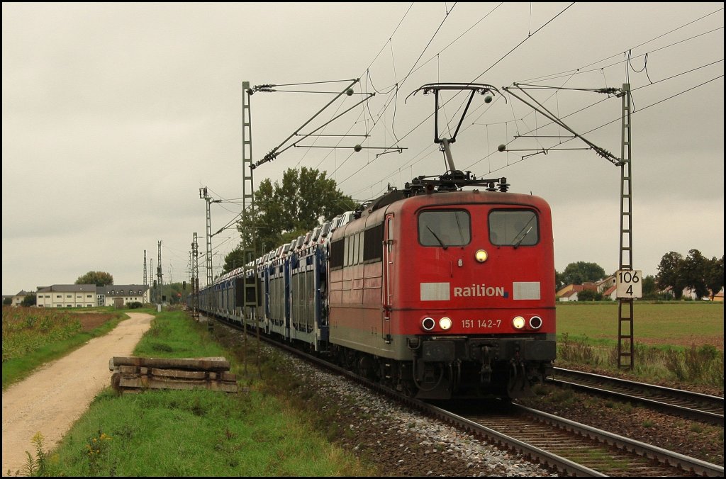 151 142 war fast die einzige Abwechslung neben Traxxen, 111er und ICE's. Sie hatten einen Autozug aus Passau am Haken. (13.09.2010, Mangolding)