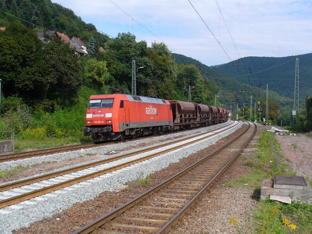 152 023-8 zieht einen Schotterzug am 01.09.2011 durch Lambrecht