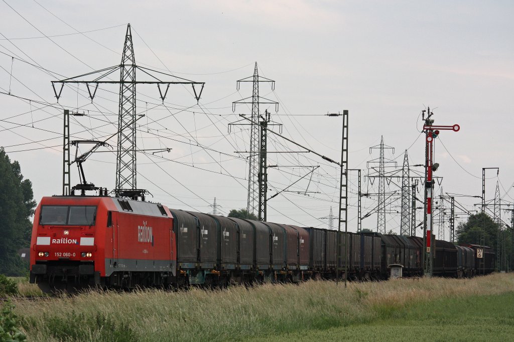 152 060 am 18.6.12 mit dem Nievenheimer in Neuss-Weienberg.