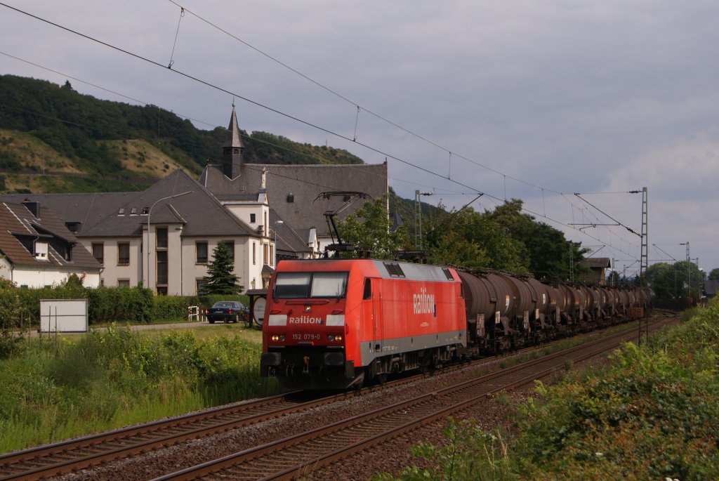 152 079-0 mit einem Kesselwagenzug in Leutesdorf am 02.07.2011