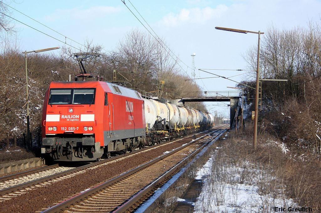 152 085 mit einem Gterzug beim Behelfsbahnsteig von Ahlten am 6.3.10.