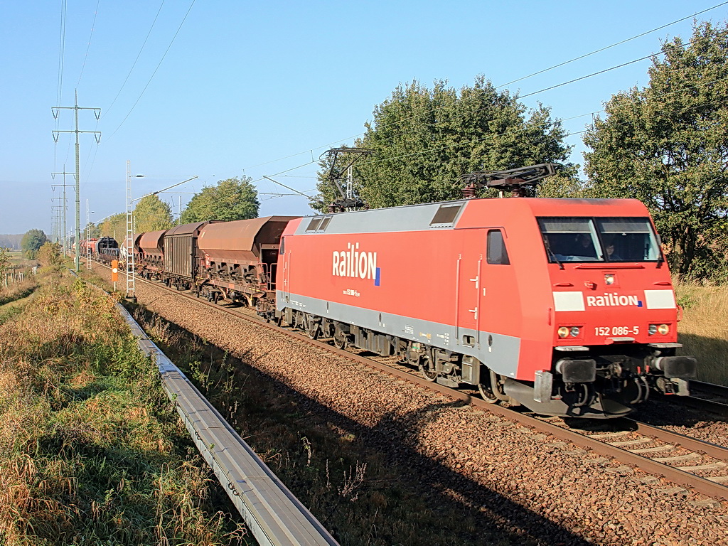 152 086-5 mit einem gemischten Gterzug am 21. Oktober 2011 kurz vor dem passieren der Unterfhrung der Landesstrasse 40 in Diedersdorf. Netten Gru zurck! 