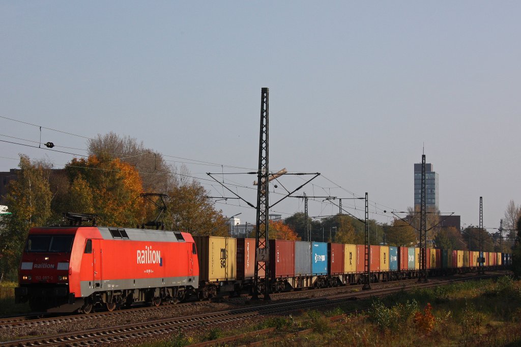 152 097 am 25.10.11 mit einem Containerzug bei der Durchfahrt durch Hamburg-Unterelbe.