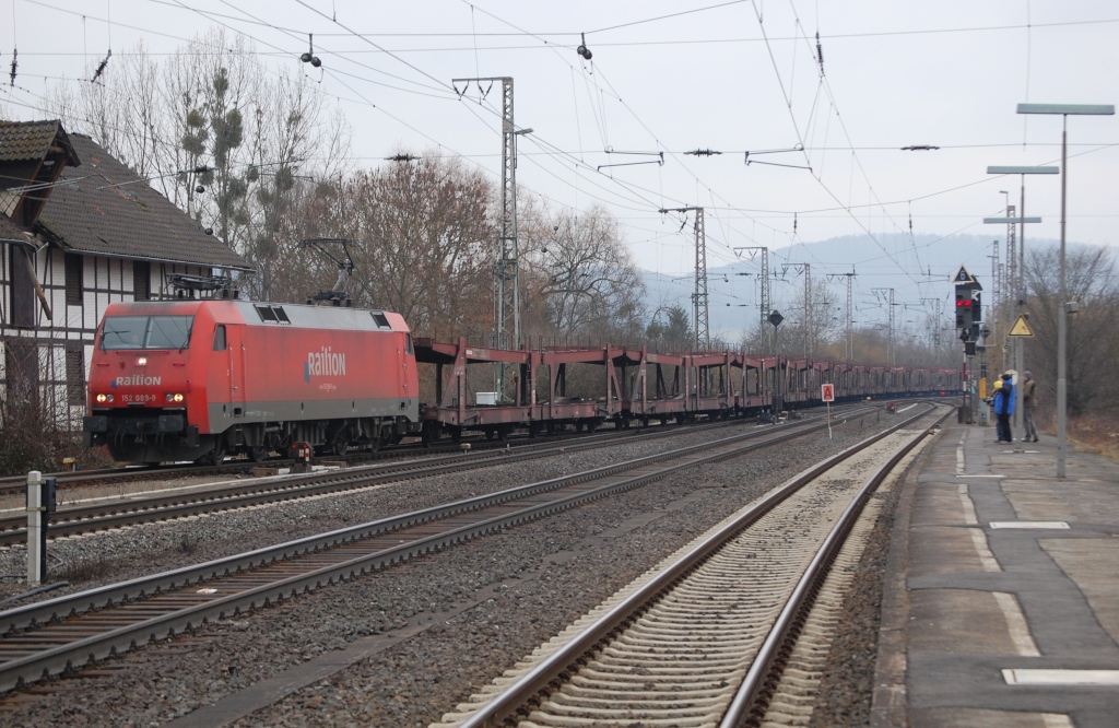 152 098 mit einem Autozug, am 19.02.2011 in Kreiensen