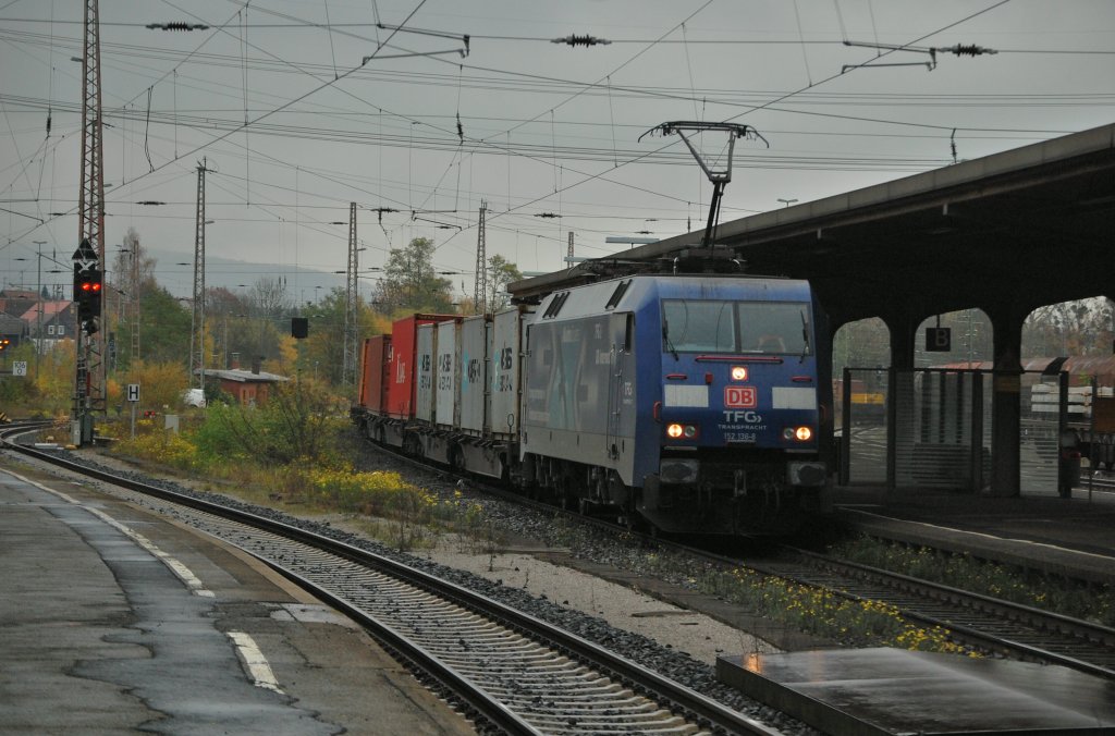 152 136 (TFG Albatross) am 03.11.2010 bei wiedrigsten Lichtverhltnissen mit einem Containerzug durch Kreiensen