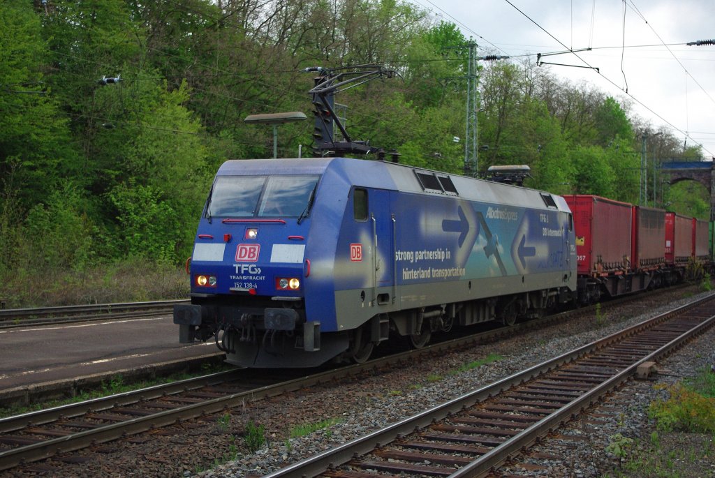 152 138-4, der Albatros mit Containerzug in Fahrtrichtung Norden durch Eichenberg. Irgendjemand fand es lustig  Dreckspatz  in seine Schmutzschicht an der Seite zu schreiben... Aufgenommen am 08.05.2010.