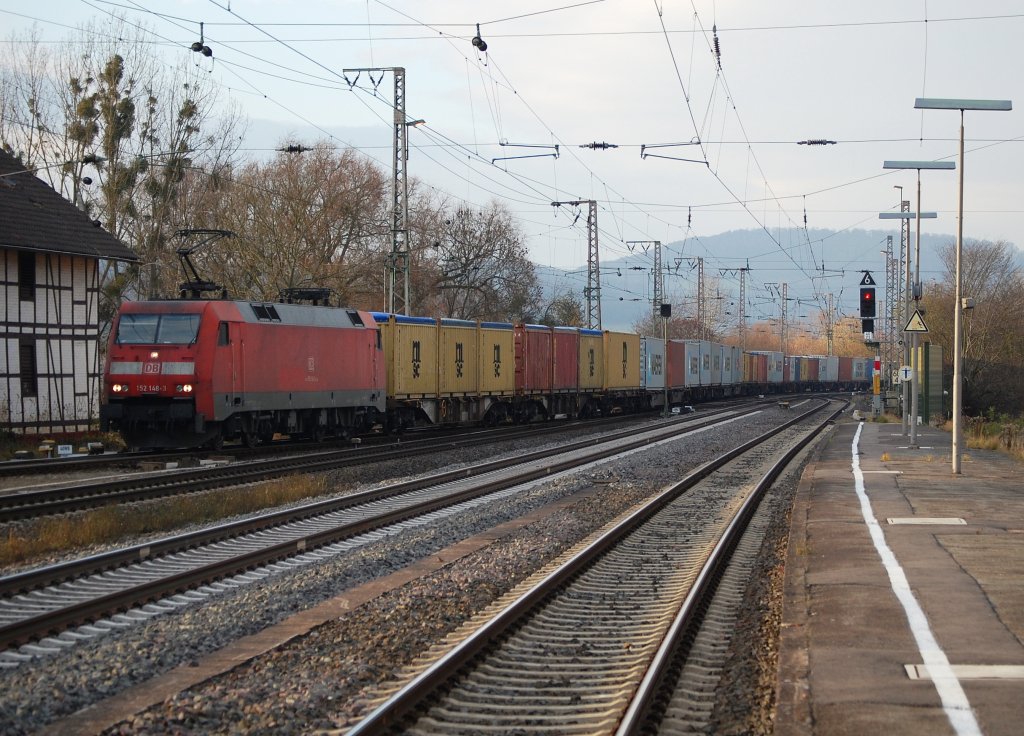 152 148-1 mit einem Containerzug am 25.11.2011 in Kreiensen