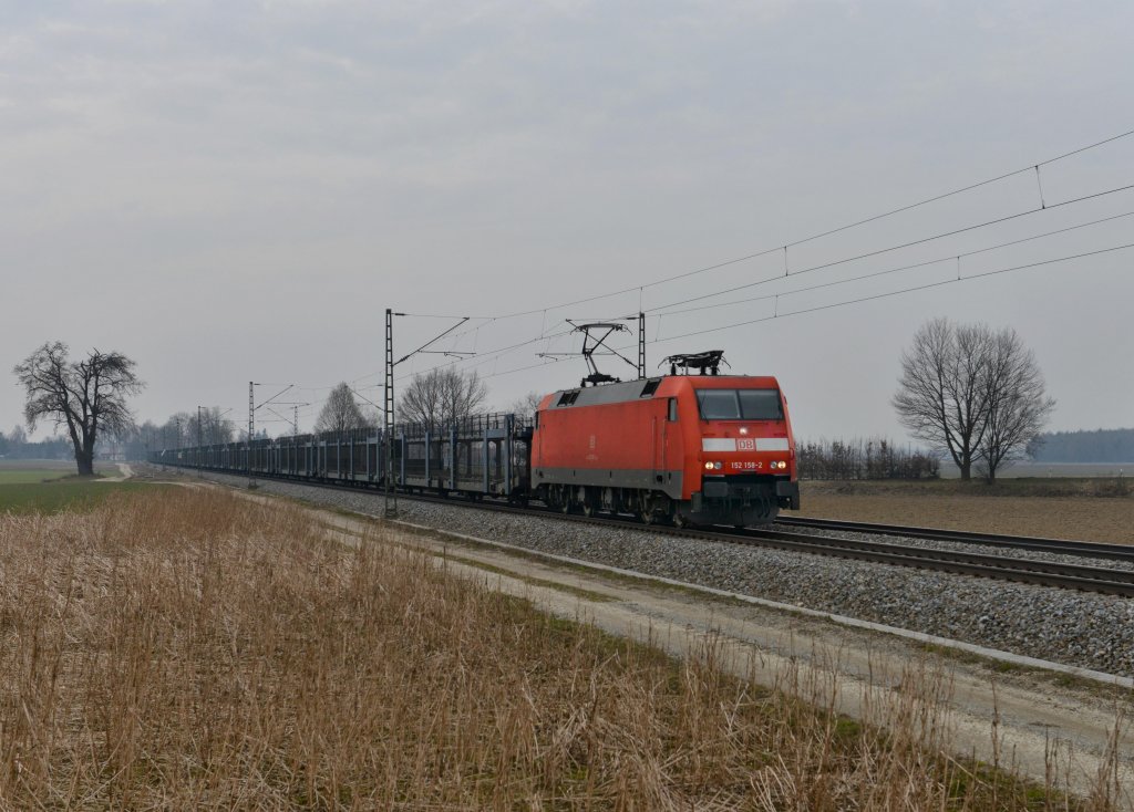 152 158 mit einem Autozug am 28.03.2013 bei Langenisarhofen.