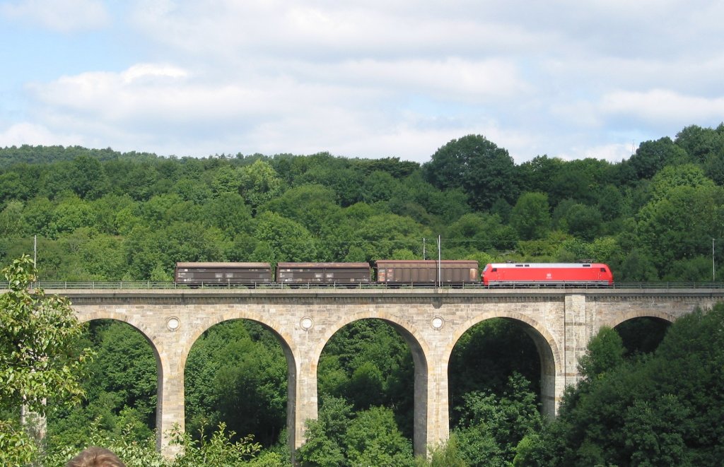 152 mit kurzem Gterzug am 13. Juli 2003 auf dem Altenbekener Viadukt.