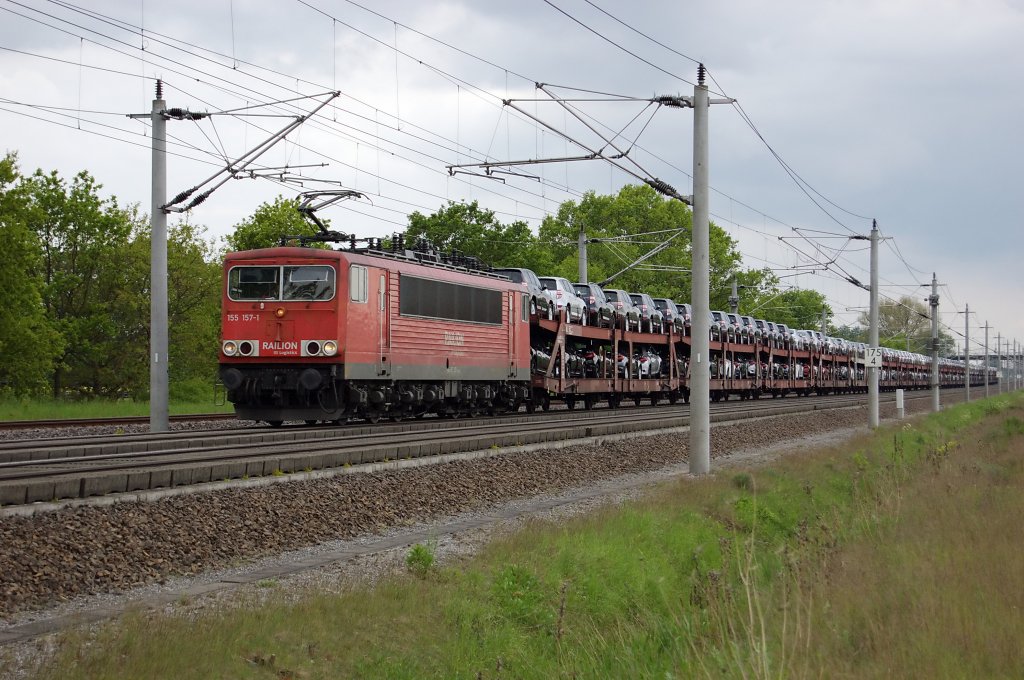 155 157-1 mit einem Toyota Autozug zwischen Growudicke und Rathenow in Richtung Wustermark. 27.05.2010