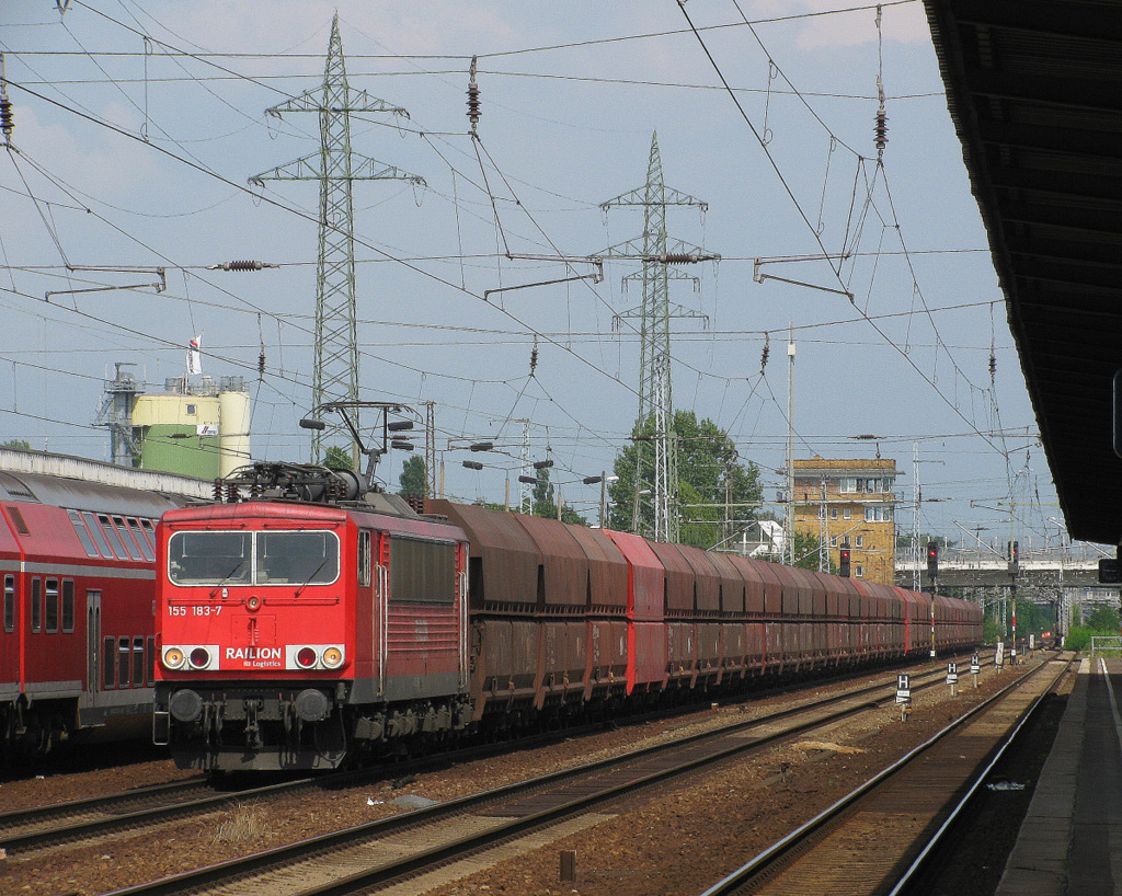 155 183-7 mit einem Erzpendel Ziltendorf - Hamburg am 02.08. durch Berlin Schnefeld Flughafen. Die Bespannung bernehmen eigentlich immer Drehstromloks oder 151er, deshalb freute ich mich sehr ber dieses Bild.