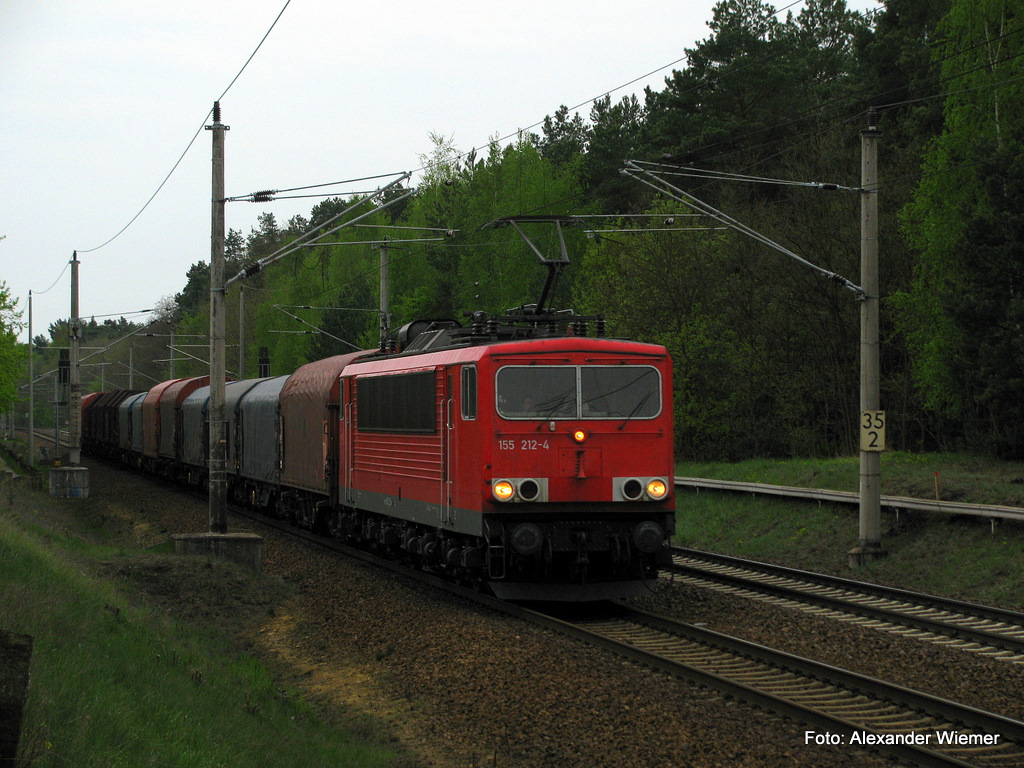 155 212-4 ohne Unternehmenszeichen mit einem Feiertagsgterzug von Zagan Richtung Seddin am 2.Mai durch Bestensee.