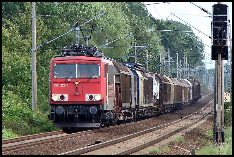 155 212-4 vor dem extrem verspteten -45504- aus Seddin. Strralsund kurz vor dem Abzweig Srg am 25.07.09 