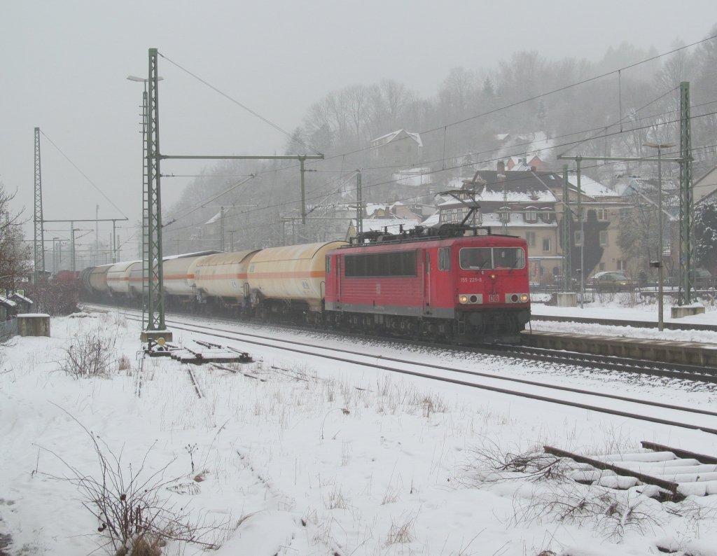 155 229-8 zieht am 16. Februar 2013 einen gemischten Gterzug durch Kronach.