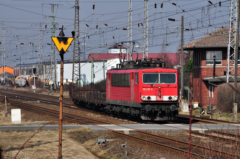 155 235 passiert gerade den Abzwg Stralsund Srg von Mukran kommend Richtung Greifswald am 25.03.2010