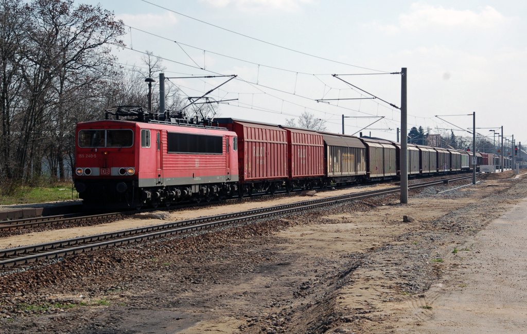 155 240 zieht den VW-Zug Zwickau-Mosel - Braunschweig am 02.04.11 durch Raguhn Richtung Dessau.