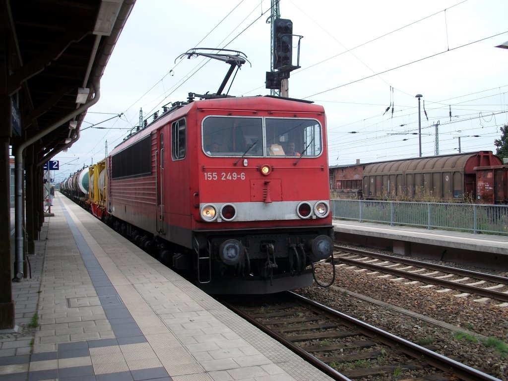 155 249 hat am Haken beladene Breitspurkesselwagen und hat vorschriftsmig den vorderen Stromabnehmer angelegt,als Diese am 09.September 2010 in Bergen/Rgen hielten.