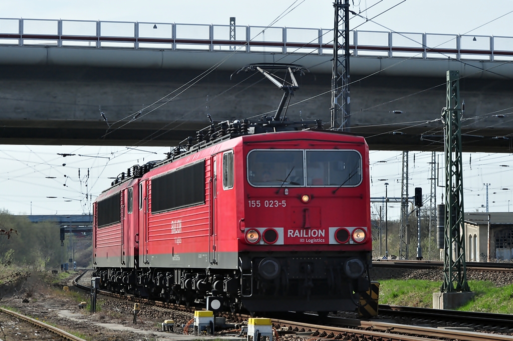 155er Doppel (155 023+155 147) kommt von der Insel Rgen in den Bf Stralsund am 26.04.2010