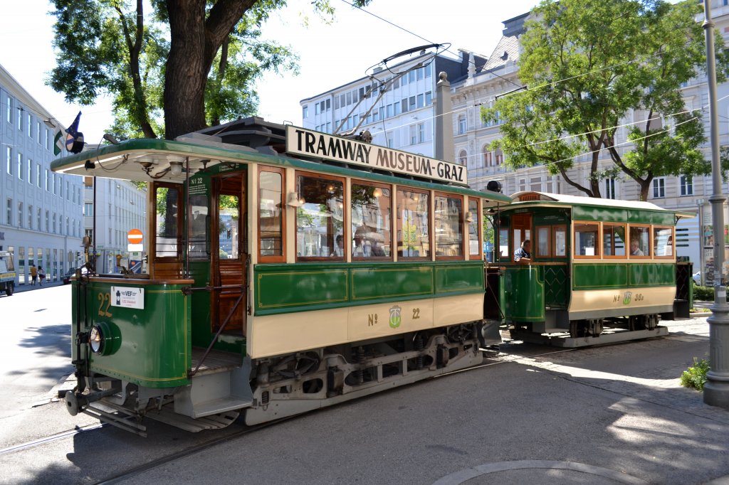 16.6.2012: anllich einer Sonderfahrt steht der TW 22 mit dem BW 36 in der  Radetzkyschleife 