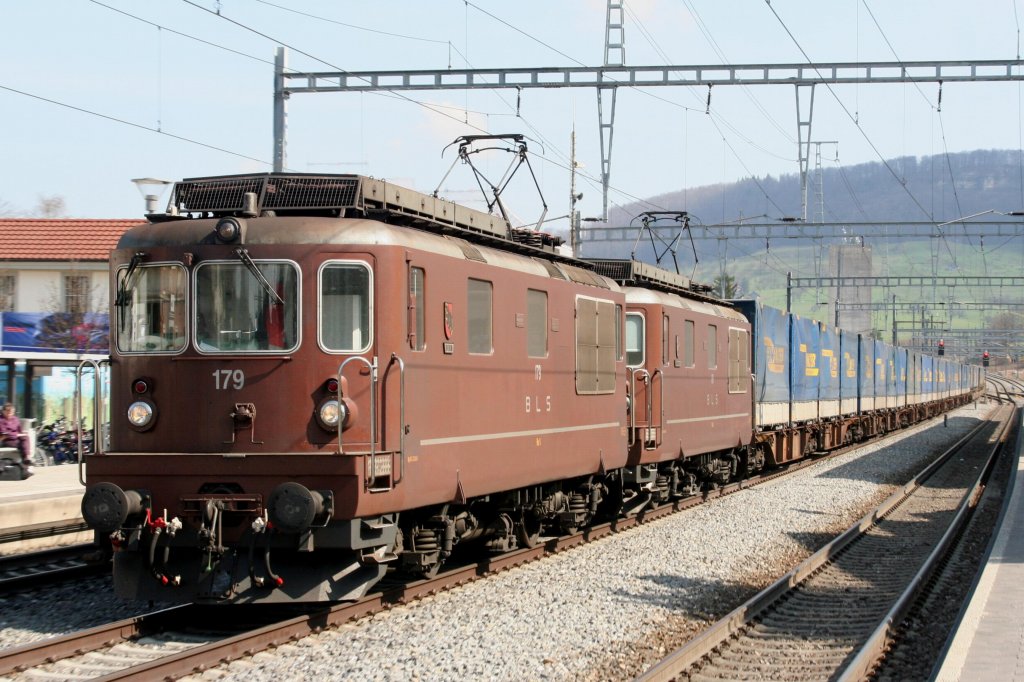 179 am 24.03.10 in Sissach mit einer weiteren Re425 die Hauensteinlinie runter nach Basel. 
Wappen der ehemaligen BN Lok: Bern
