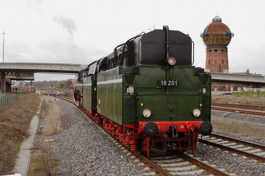 18 201 am 07.04.2012 im Bahnhof Halberstadt, kurz vor der Wiederbernahme des Sonderzuges des Vereins  Sonderzugveranstaltungen Chemnitz , welcher an diesem Tag zu einer groen Harzumrundung unterwegs war. Whrend der Zug unter Traktion von 95 027 und 285 001 einen Abstecher nach Rbeland machte, wurde die zu sehende Maschine, nachdem sie den Zug nach Blankenburg gebracht hatte, im VIS Halberstadt (ehemals Waggonbau Halberstadt), im Bild ganz hinten links, durchgesehen und mit frischem Wasser versorgt. Danach ging es mit genanntem Zug ber Wernigerode, Vienenburg, Goslar, Bebra, Eisenach, Erfurt und Halle zurck zum Ausgangsbahnhof Leipzig.