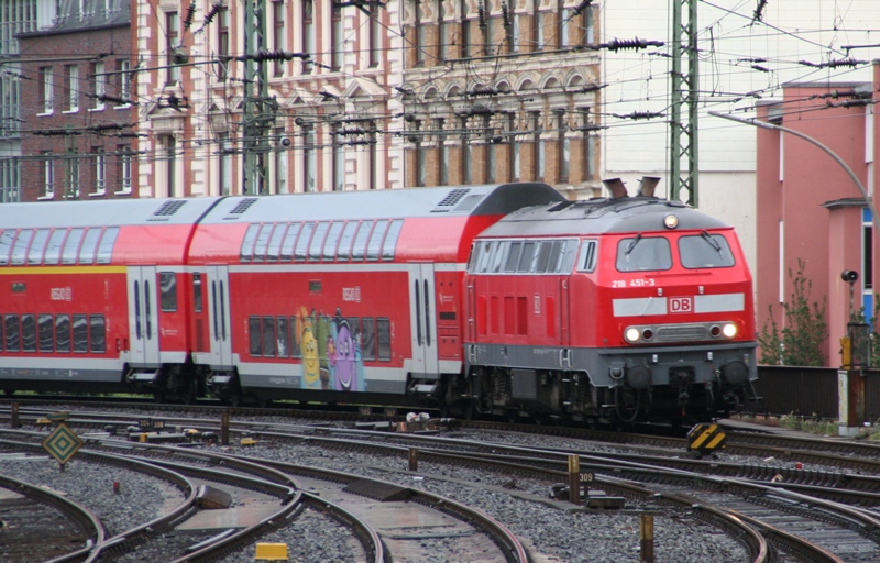 18. Juni 2011: 218 451-3 zur  Aushilfe  bei der RBSH erreicht mit RE 21551 aus Kiel / Puttgarden den Hamburger Hbf. Zweite  Aushilfe  am andere Ende des 8 Wagen starken Dosto-RE war 218 465-3  