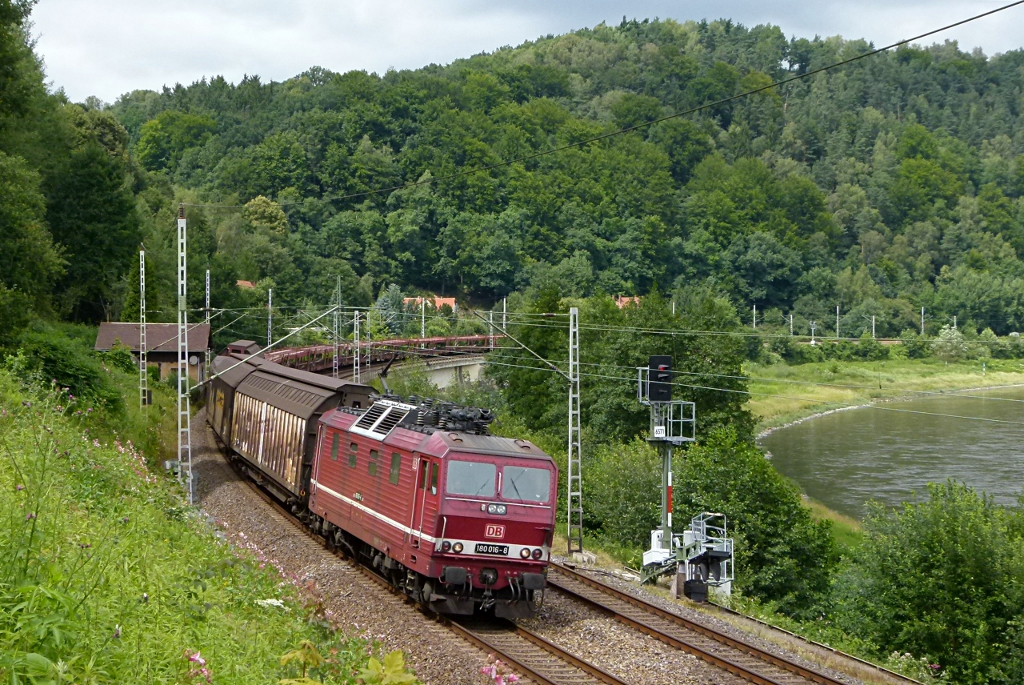 180 016-8 ist mit einem gemischten gterzug am 18.07.2012 in Knigstein