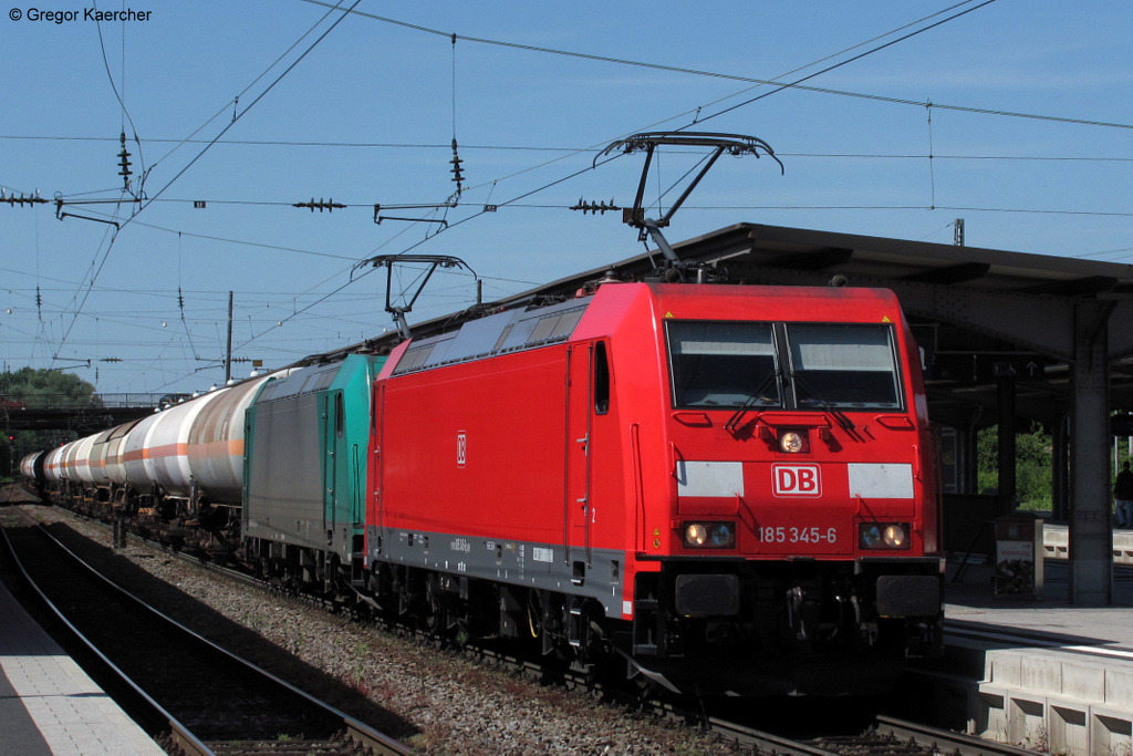 18.05.2011: Die 185 345-6 passiert zusammen mit der 185 612-9 mit einen Ganzzug aus Druckgaskesselwagen den Bahnhof Karlsruhe-Durlach.