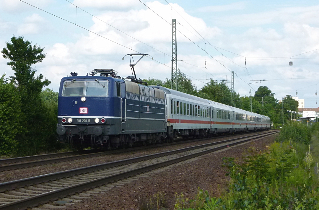 181 201-5 ist mit dem IC 2054 Frankfurt (Main) - Saarbrcken am 15.05.2012 in Kennelgarten