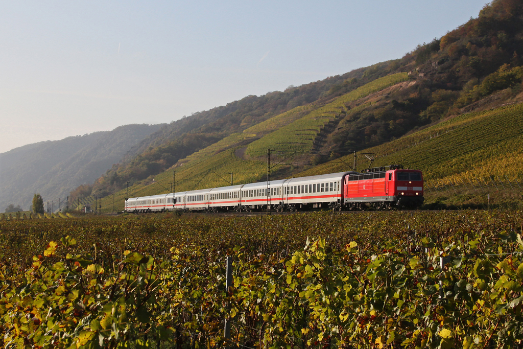 181 210 mit IC 137 auf der Moselstrecke bei Pommern. 22.10.2011.