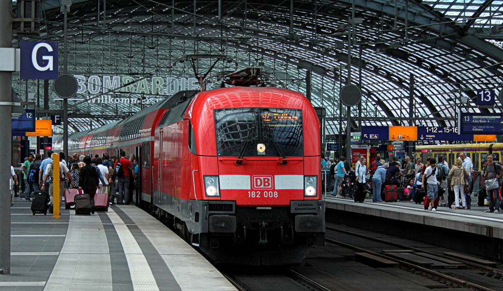 182 008 mit RE2 nach Cottbus am 09.07.12 in Berlin