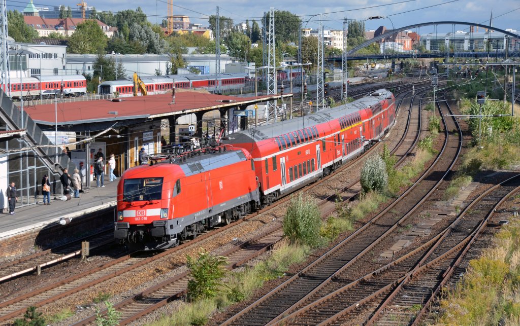 182 010 erreicht mit einem RE aus Cottbus kommend am 22.09.12 Berlin. Hier passiert der RE die Warschauer Strae.