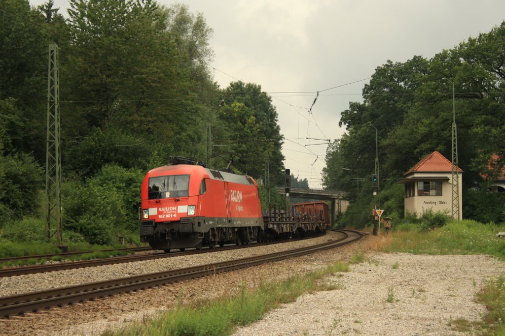 182 021 mit einem Gterzug am 30.07.2010 in Aling.