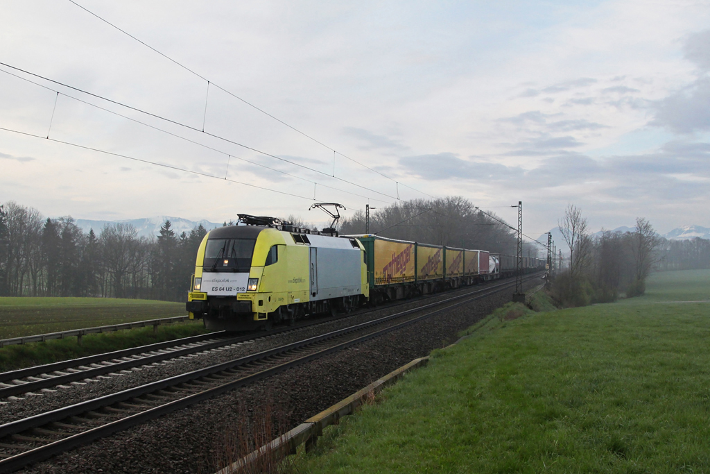 182 512 mit einem KLV Zug am 19.04.2012 bei Hilperting.