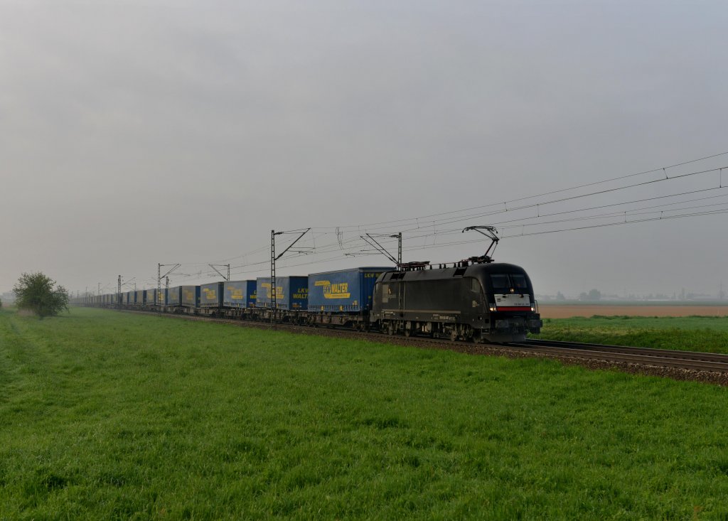 182 597 mit einem Walter-KLV nach Wanne Eickel am 01.05.2013 bei Plattling.