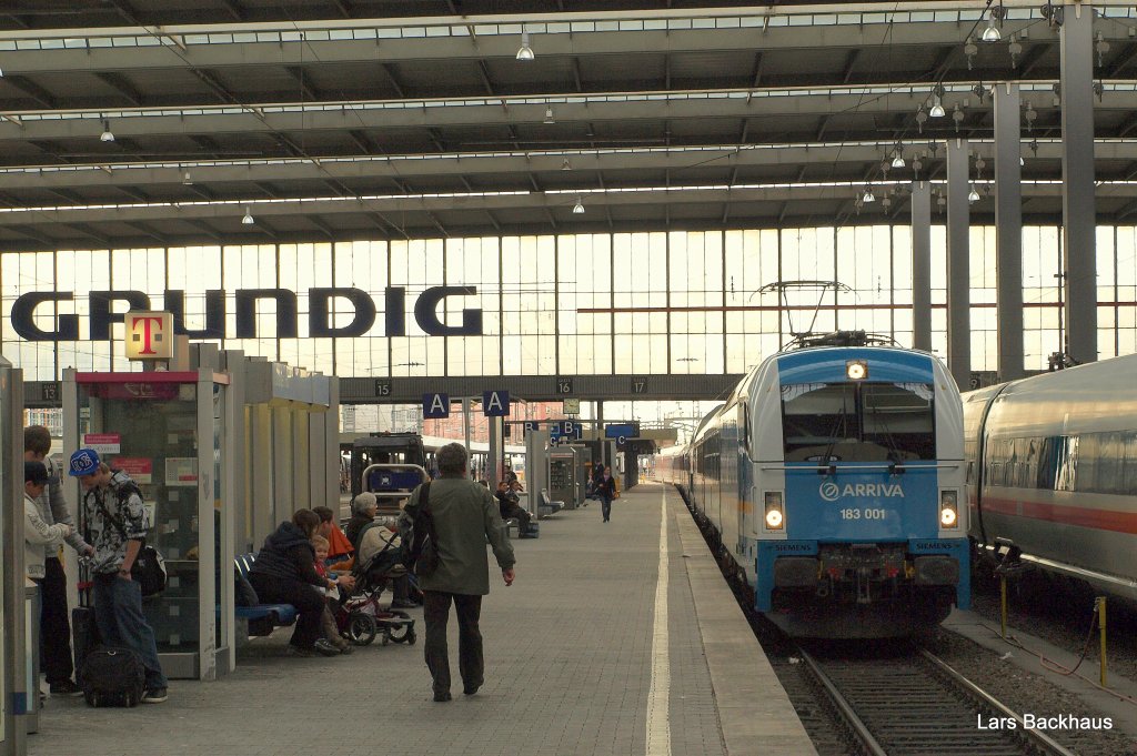 183 001 ist vor wenigen Minuten mit dem ALX 87013 aus Regensburg Hbf in Mnchen Hbf eingetroffen und schiebt nun den Leerpark raus in die Abstellgruppe.