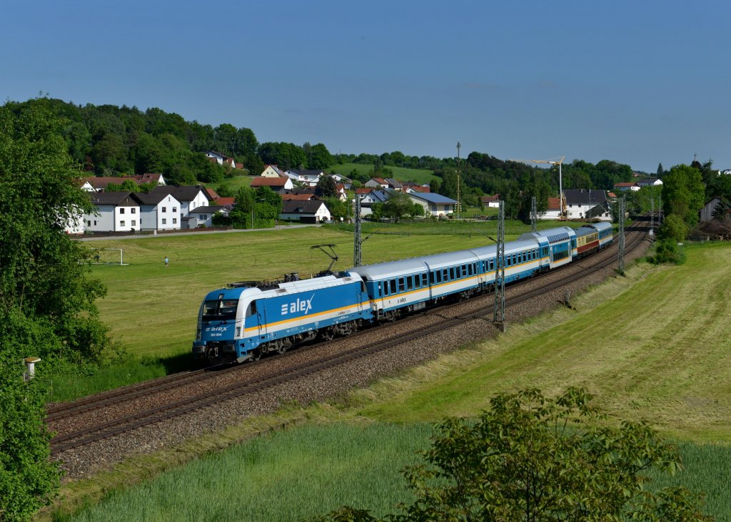 183 004 mit einem ALX am 18.05.2013 bei Ergoldsbach.