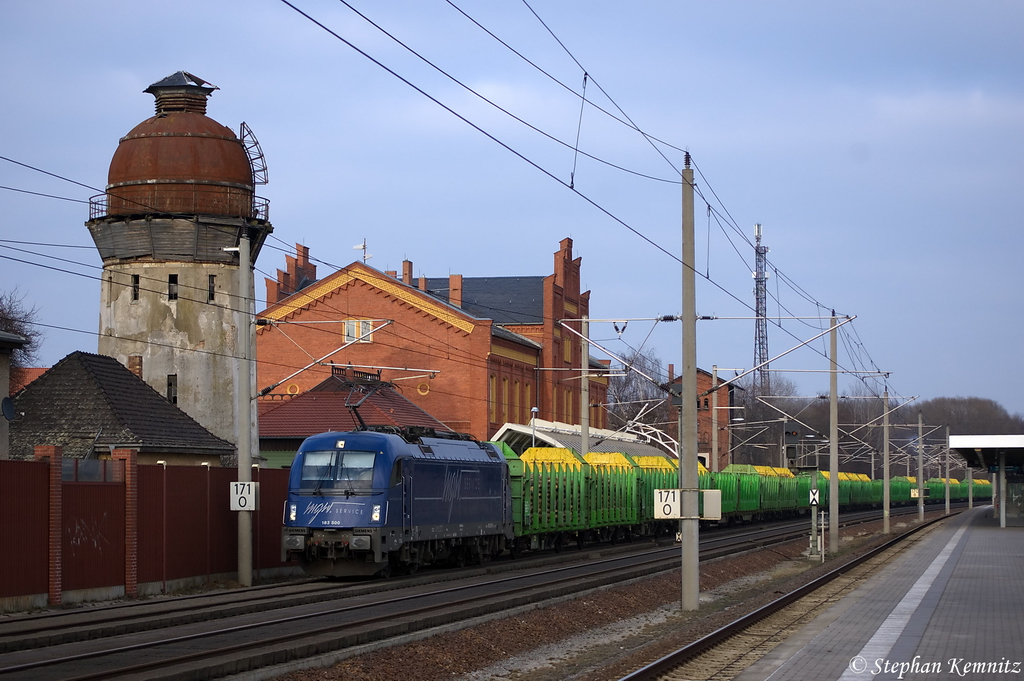 183 500-8 mgw Service GmbH & Co. KG fr Raildox GmbH & Co. KG mit einem Holzzug un Rathenow in Richtung Stendal unterwegs. 21.03.2012