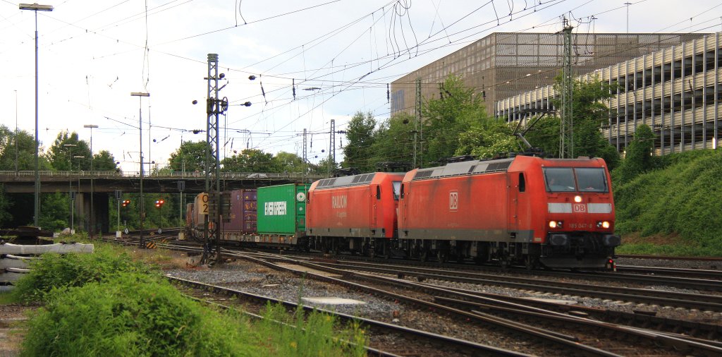 185 047-8 DB und 145 067-5 von Railion kommen aus Richtung Kln,Aachen-Hbf mit einem langen Containerzug aus Verona(I) nach Antwerpen-Combinant(B) und fahren in Aachen-West ein bei Gewittergefahr am Abend des 20.6.2013.