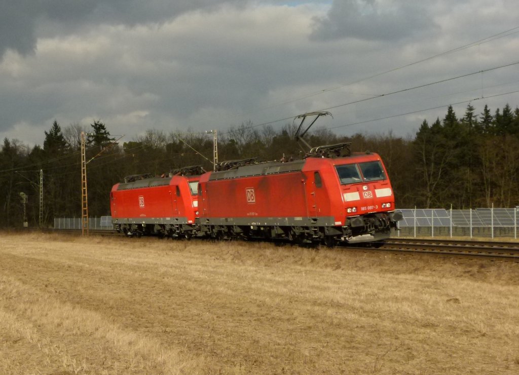 185 097-3 mit 185 106-2 im schlepp ist am 20.02.2012 bei Waghusel