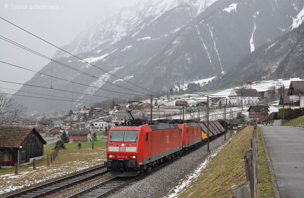 185 127 + 185 092 mit Gterzug am 07.01.2012 bei Silenen