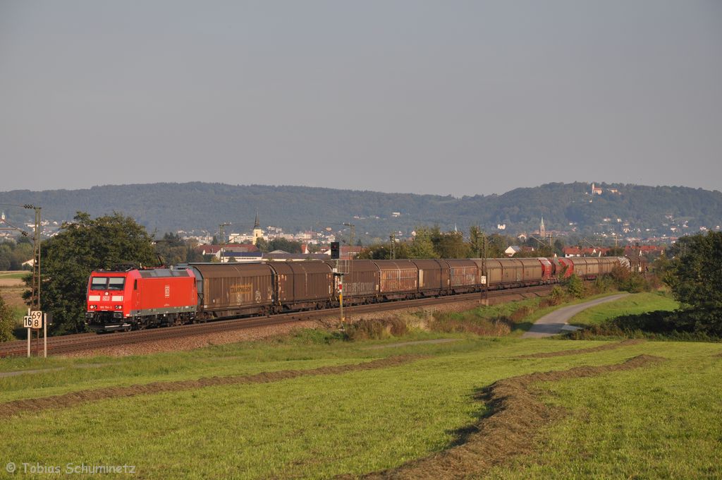 185 154 am 27.09.2011 mit Gterzug bei Plling