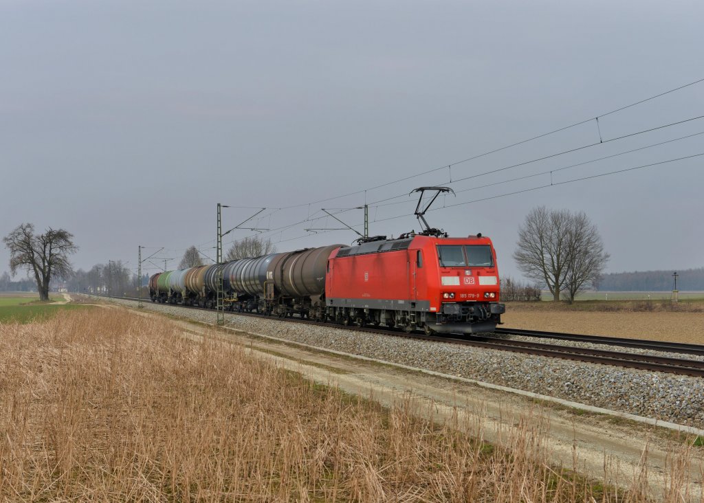 185 179 mit einem Kesselzug am 28.03.2013 bei Langenisarhofen.