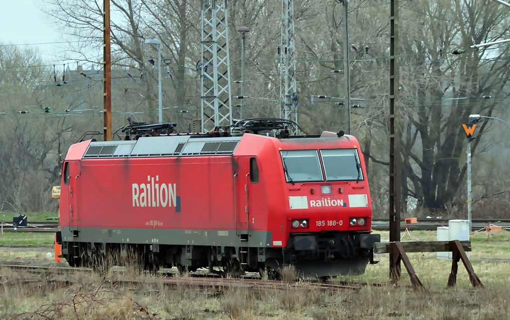 185 188 abgestellt im Bf Stralsund am 12.04.2010