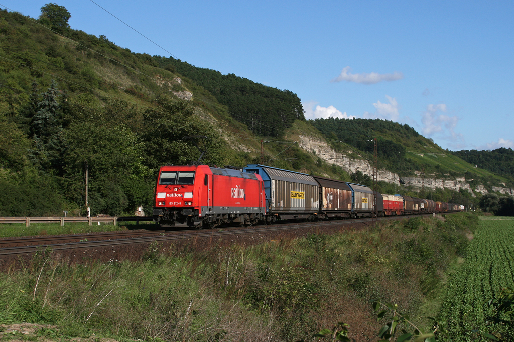 185 212 mit einem gemischten Gterzug am 31.08.2010 bei Karlstadt im Maintal.