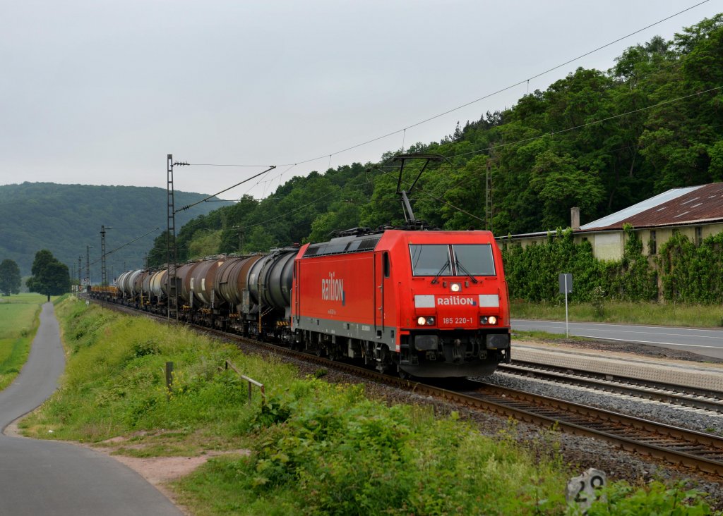 185 220 mit einem Gterzug am 02.06.2012 bei Gambach.