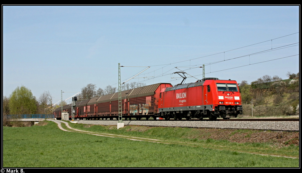 185 246 mit ihrem leeren Autozug bei Helmsheim. Aufgenommen am 09.04.10