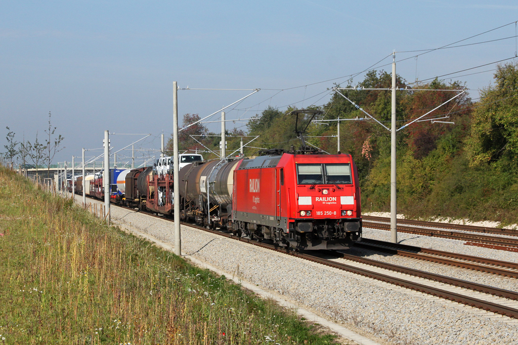 185 250 mit einem gemischten Gterzug am 24.09.2011 bei Hattenhofen.